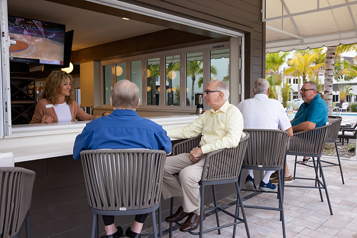Outdoor dining and drinks at Lakeside Grille.